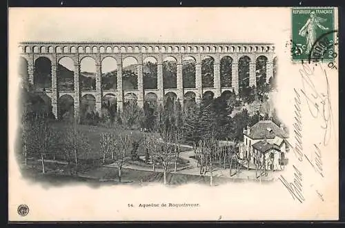 AK Roquefavour, Aqueduc monumental dans un paysage boisé