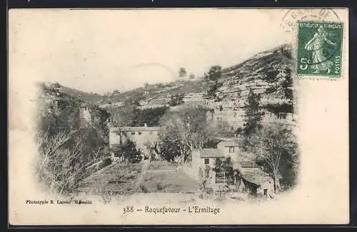 AK Roquefavour, Vue de l`Ermitage dans le paysage vallonné