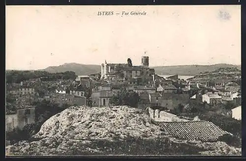 AK Istres, Vue générale du village et des toits anciens