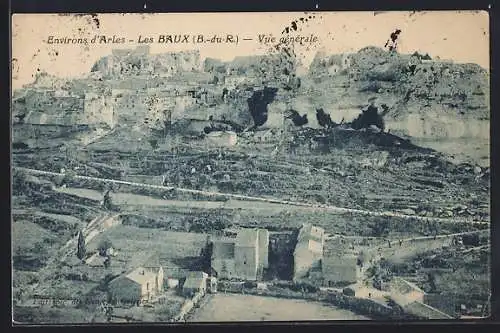 AK Les Baux, Vue générale du village et des environs rocheux