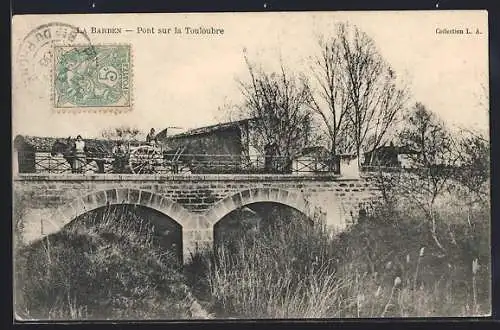 AK Barben, Pont sur la Touloubre avec charrette et passants