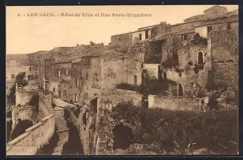 AK Les Baux, Hôtel de Ville et Rue Porte-Eyguières