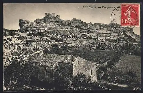 AK Les Baux, Vue générale de la forteresse surplombant le village et les montagnes rocheuses