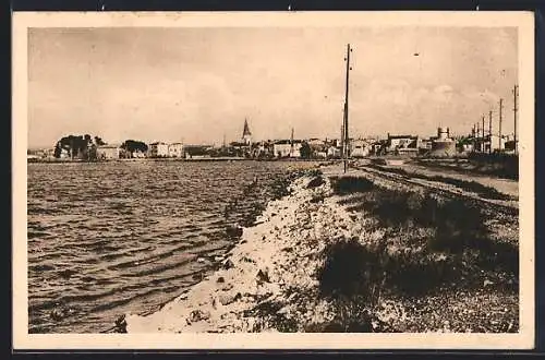 AK Berre-l`Étang, Entrée des salins avec vue sur le village et l`étang