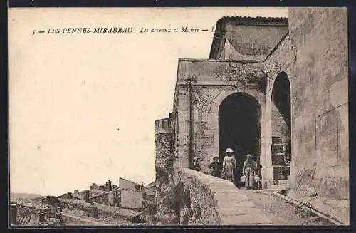 AK Les Pennes-Mirabeau, Les arcades et Mairie