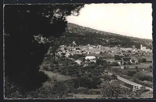 AK Puyloubier, Vue générale du village et des collines en arrière-plan