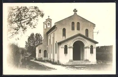 AK Palud-de-Noves, La chapelle entourée de verdure et chemin pittoresque