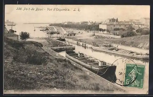 AK Port-de-Bouc, Vue d`ensemble du port et des quais animés