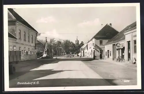 AK Ebreichsdorf /N.Ö., Strassenpartie mit Denkmal