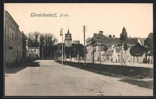 AK Ebreichsdorf, Strassenpartie mit Gebäudeansicht