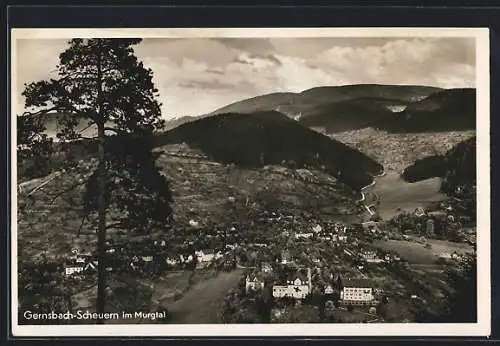 AK Gernsbach-Scheuern /Murgtal, Gesamtansicht mit Bergen, von oben gesehen