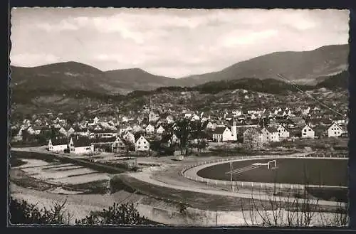 AK Hörden im Murgtal, Gesamtansicht mit Sportplatz und Bergpanorama aus der Vogelschau