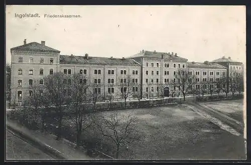 AK Ingolstadt, Friedenskasernen mit Strasse und Anlage aus der Vogelschau