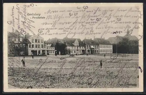 AK Rendsburg, Paradeplatz, Panorama mit Geschäft Ferd. Piening