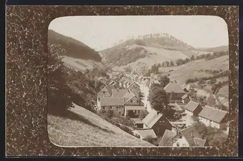 Foto-AK Hasselfelde /Harz, Ortsansicht mit Strasse aus der Vogelschau, mit Rahmen