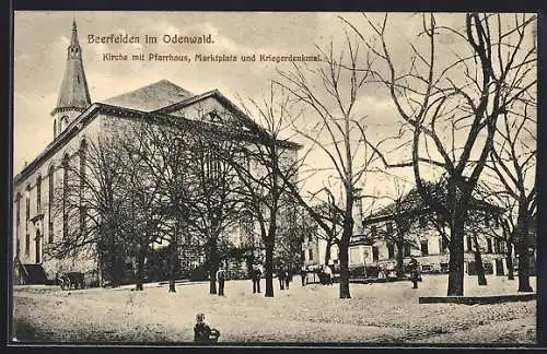 AK Beerfelden / Odw., Kirche mit Pfarrhaus, Marktplatz und Kriegerdenkmal