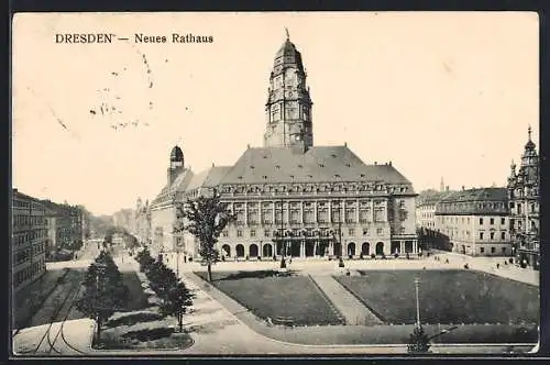 AK Dresden, Neues Rathaus mit Strassenpartie