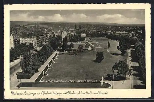 AK Wiesbaden, Reisinger- und Herbert-Anlagen mit Blick auf den Ort und Taunus