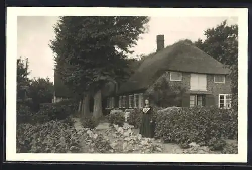 AK Nieblum a. Föhr, Bauernhaus mit Frau