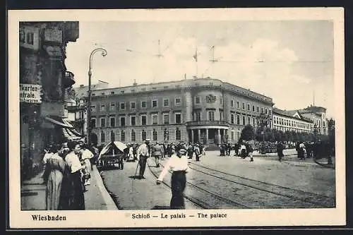 AK Wiesbaden, Schloss mit Strassenpartie