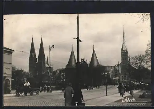 AK Lübeck, Strassenpartie mit Passanten