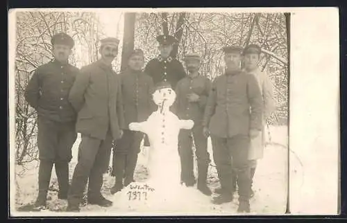 Foto-AK Soldaten in Uniform mit Schneemann, Winter 1917