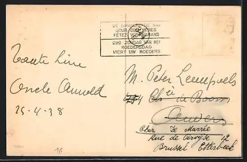 AK Osterküken sitzt in einer Tasse voller Vergissmeinnicht