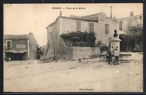 AK Rognac, Place de la Mairie avec fontaine et habitants