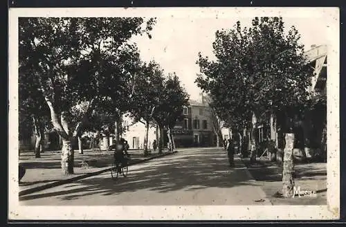 AK Berre-l`Étang, Place de la Mairie avec cycliste et arbres alignés