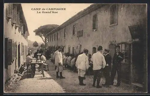 AK Camp de Carpiagne, La Grand`Rue animée avec soldats et bâtiments militaires