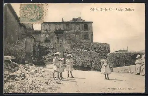 AK Cabriès, Ancien Château et enfants jouant devant le mur de pierre