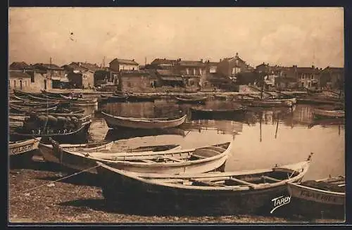 AK Carro, Le Port de Pêche avec barques et maisons en arrière-plan