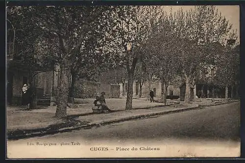 AK Cuges, Place du Château avec arbres et passants