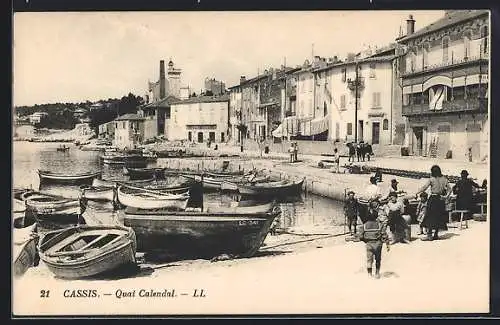 AK Cassis, Quai Calendal avec bateaux et promeneurs