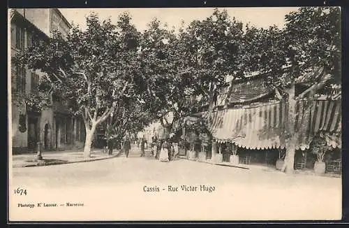 AK Cassis, Rue Victor Hugo avec arbres et piétons