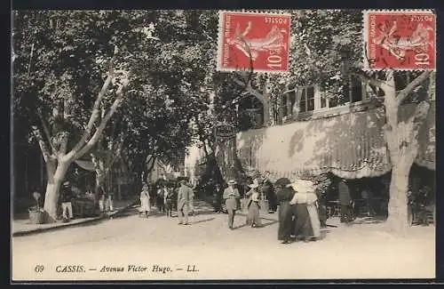 AK Cassis, Avenue Victor Hugo animée avec promeneurs et arbres ombragés