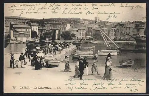 AK Cassis, Le Débarcadère avec passants et barques sur le quai