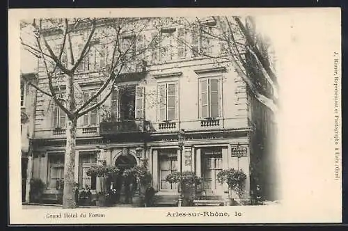 AK Arles-sur-Rhône, Grand Hôtel du Forum et arbres devant l`entrée