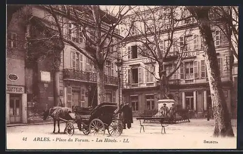 AK Arles, Place du Forum avec les hôtels et une calèche