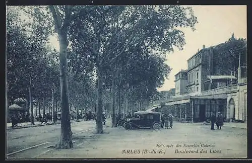 AK Arles, Boulevard des Lices avec voitures et passants