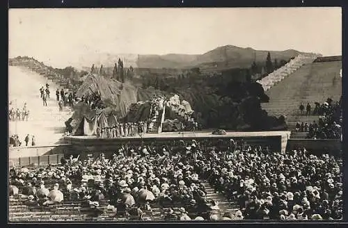 Foto-AK Arles, Représentation théâtrale dans l`amphithéâtre antique avec une foule de spectateurs