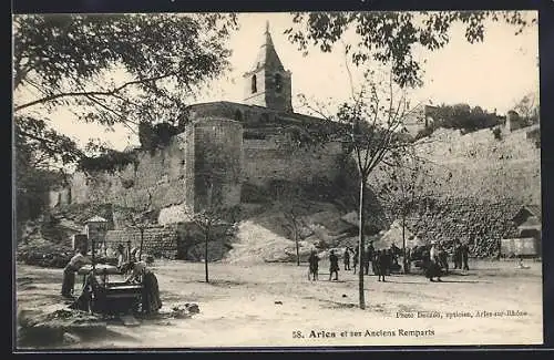 AK Arles, Anciens Remparts et scène de vie quotidienne devant les remparts