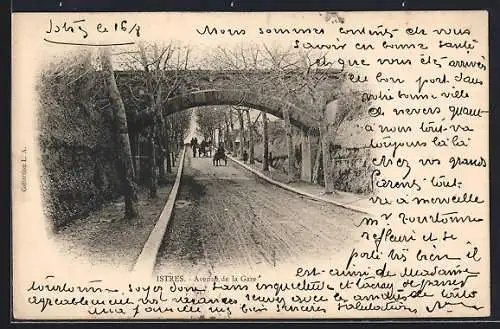 AK Istres, Avenue de la Gare avec pont et arbres en hiver