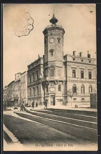 AK La Ciotat, Hôtel de Ville avec horloge et tramway en avant-plan