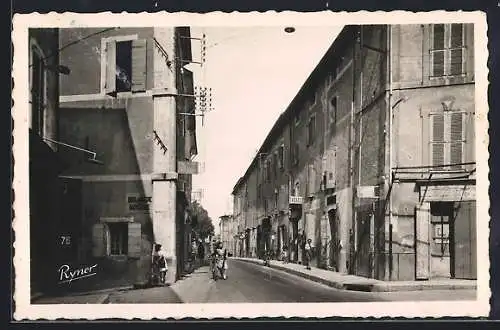 AK Marseille, Rue animée avec passants et facades anciennes