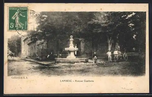 AK Lambesc, Avenue Gambetta avec fontaine et passants