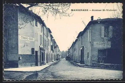 AK Marignane, Avenue St-Victoret avec Tabac-Bar et maisons alignées