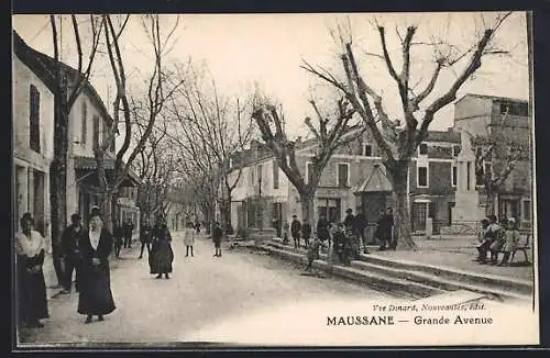 AK Maussane, Grande Avenue avec passants et arbres dénudés