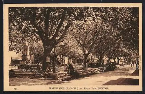 AK Maussane, Place Paul Revoil avec arbres et fontaine