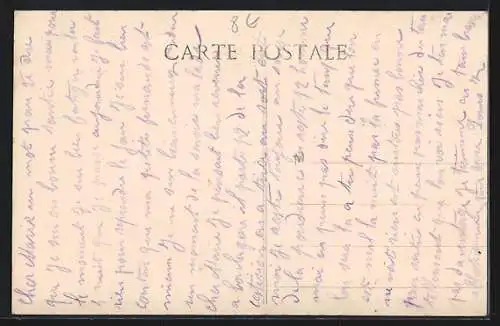 AK Miramas, Avenue de Salon animée avec passants et arbres